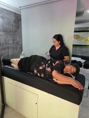 Fotografía de una mujer siendo atendida por dolor de rodilla causas de caídas con las rodillas