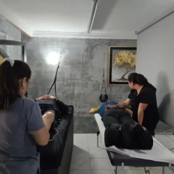 Foto de dos especialistas en dolor de rodilla examinando a pacientes en la clínica de rodilla en Guadalajara