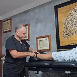 Fotografía de un fisioterapeuta de la clínica de rodilla en Guadalajara examinando a un paciente