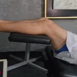 Fotografía de un hombre acostado que está siendo examinado en la clínica de rodilla en Guadalajara