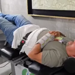 Fotografía de un hombre con dolor de rodilla siendo atendido en el Centro de la Rodilla