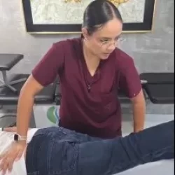Foto de una joven especialista en dolor de rodilla atendiendo paciente en la clínica de rodilla en Guadalajara