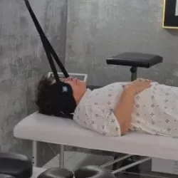 Foto de una paciente recostada recibiendo tratamiento fisioterapéutico en la clínica de rodilla en Guadalajara